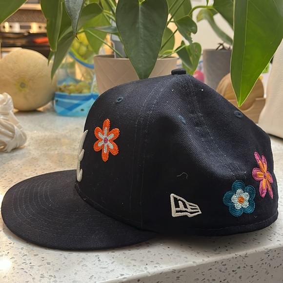 Styll New era Atlanta braves flower fitted hat Size 7 1/2 - Picture 2 of 3